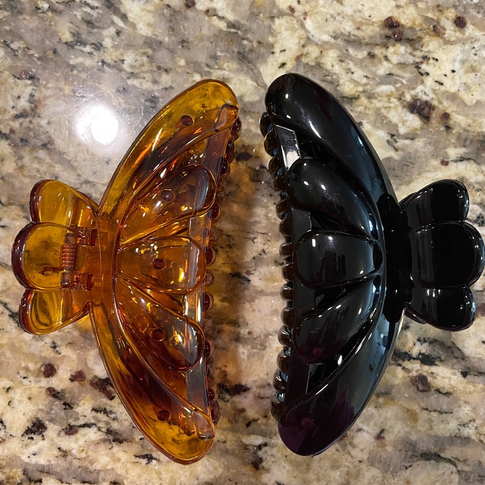 2 claw clips